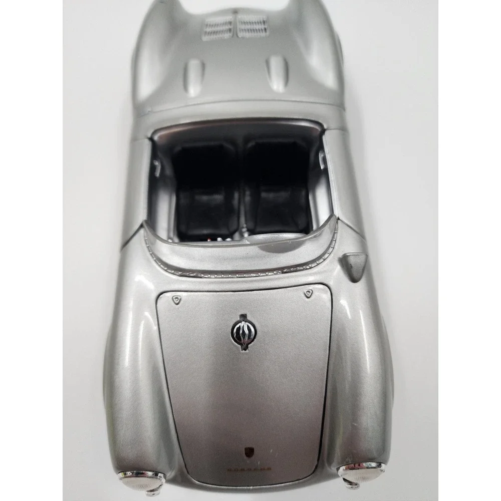 Maisto Porsche 550 A Spyder Silver Diecast Model Car 1/18 Scale 12040